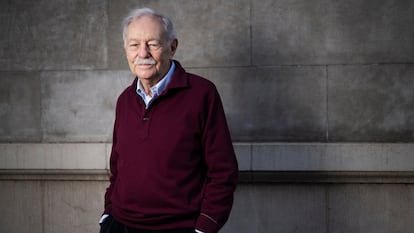 El escritor Eduardo Mendoza fotografiado en la calle de Balmes, en Barcelona, en enero de 2024.