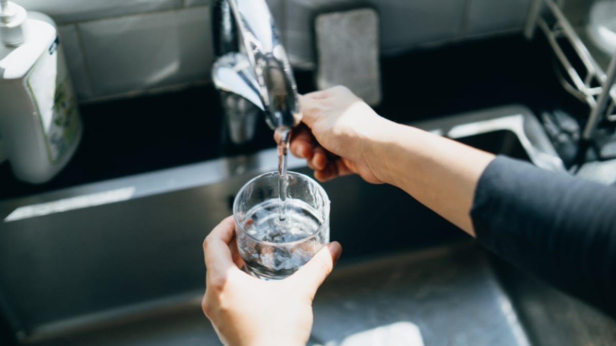 Fine all'acquisto di acqua in bottiglia: 3 soluzioni di Amazon per filtrare l'acqua del rubinetto