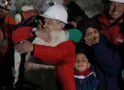 Durante sus dos mandatos, destacaron las gestiones del Gobierno ante emergencias como el rescate de la mina de San José, la reconstrucción tras el terremoto de 2010 y el manejo de la pandemia de la covid-19. En la imagen, Piñera abraza al minero Antonio Ávalos Silva, luego de que fuera rescatado de la mina San José, en Copiapó, el 12 de octubre de 2010. 