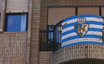 Una bandera de la SD Ponferradina en un balcón de Ponferrada.