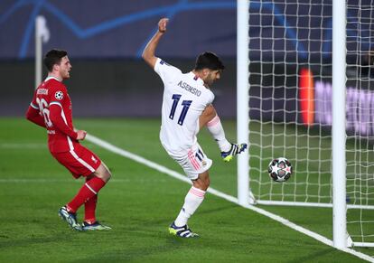 Marco Asensio marca el segundo tanto del Real Madrid al Liverpool durante el partido de Champions disputado en el estadio Alfredo Di Stéfano.