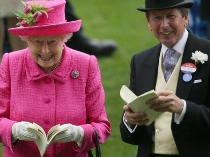 Isabel II de Inglaterra disfruta de una jornada en las carreras de Ascot.