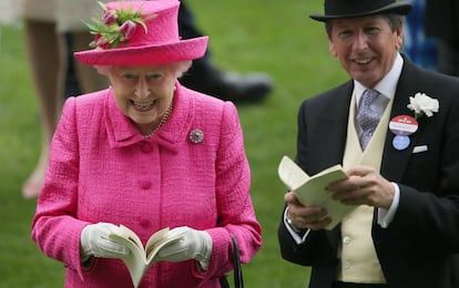 Isabel II de Inglaterra disfruta de una jornada en las carreras de Ascot.