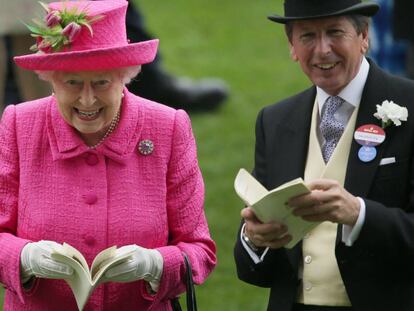 Isabel II de Inglaterra disfruta de una jornada en las carreras de Ascot.