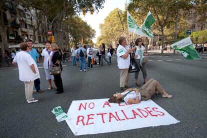 Concentracin de ms de medio millar de trabajadores sanitarios del Instituto Cataln de la Salud (ICS) ante el edificio de ste instituto, situado en la confluencia de la calle Balmes y la Gran Va de Barcelona.