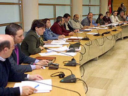 Los concejales de Llodio (Álava) debaten ayer la moción sobre la seguridad de los ediles.