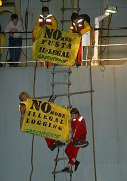 Activistas de Greenpeace se encaraman al <i>Honour</i> para impedir su llegada al puerto de Valencia.