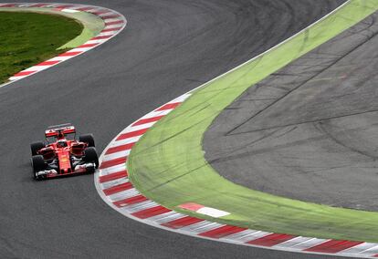 El finlandés Kimi Raikkonen, de la escudería Ferrari, conduce su nuevo Ferrari SF70H.