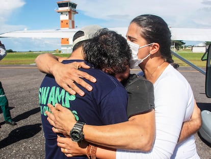 Antonio Sena é recebido por familiares e amigos depois de seu milagroso resgate.