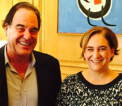 Oliver Stone amb Ada Colau a l'Ajuntament de Barcelona.