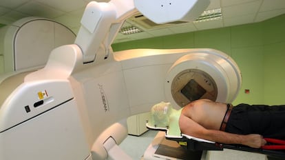 Paciente en la sala de tratamiento de radioterapia del Instituto Catalán de Oncología.