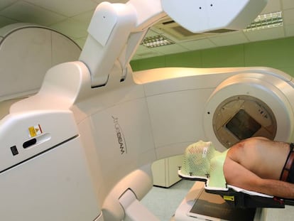 Paciente en la sala de tratamiento de radioterapia del Instituto Catalán de Oncología.