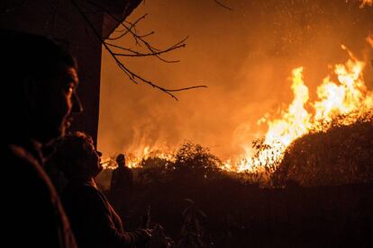 La comunitat gallega viu una altra jornada de lluita contra el foc després que arribés la nit amb més d'una desena de punts en risc real per a la població a causa de la ingent activitat incendiària, suposadament provocada, que se suma a una sequera que podria remetre amb les pluges que s'han anunciat.