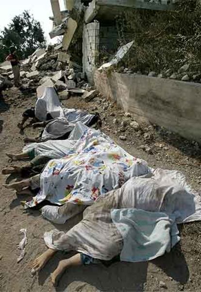 Algunos de los cadáveres rescatados tras el bombardeo israelí en Qana.