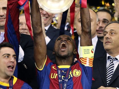 Abidal levanta el trofeo de campeón.