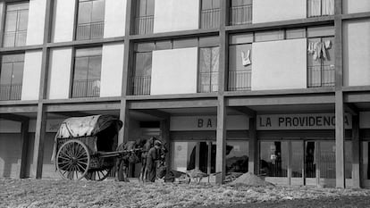 Un carro frente a un bar del barrio de Montbau de Barcelona, en 1958.