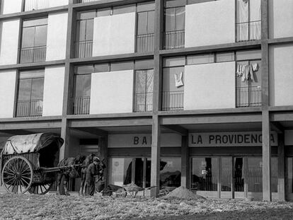 Un carro frente a un bar del barrio de Montbau de Barcelona, en 1958.