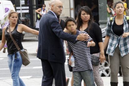 El consejero de Interior, Rodolfo Ares, ayer por la mañana tras la concentración, con los hijos y amigos de la víctima.