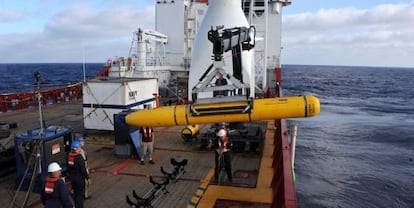 A tripulação do navio australiano 'Ocean Shield' manipula o submarino autônomo Bluefin-21 durante a busca do MH370.