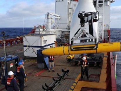 A tripulação do navio australiano 'Ocean Shield' manipula o submarino autônomo Bluefin-21 durante a busca do MH370.