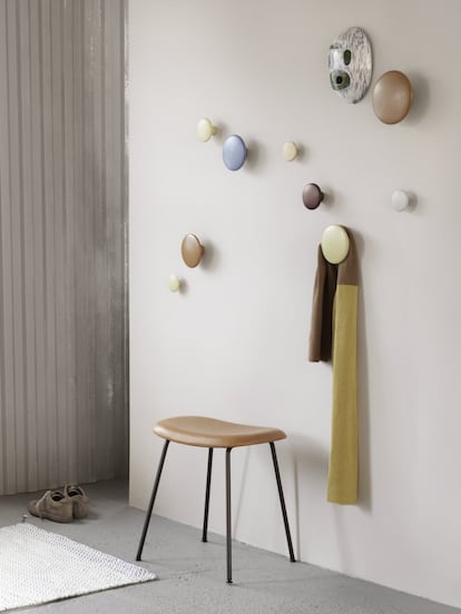 <p>El diseñador noruego Lars Tornøe creó para la firma <a href="https://muuto.com/" target="_blank">Muuto</a> estos colgadores de pared que se reproducen como salamandras. The Dots –a la venta en <a href="https://www.domesticoshop.com/">Doméstico Shop</a>– están realizados en latón y aluminio y se presentan en diferentes tamaños. Permiten crear un patrón gráfico en la pared con todo aquello que sostengan. <strong>Precio:</strong> desde 12,50€.</p>