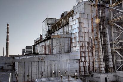 El viejo sarcófago. Este búnker de acero y hormigón, realizado a toda prisa tras el accidente, alberga el reactor nuclear que explotó en 1986 y que ahora se pretende blindar con más garantías con una nueva construcción.