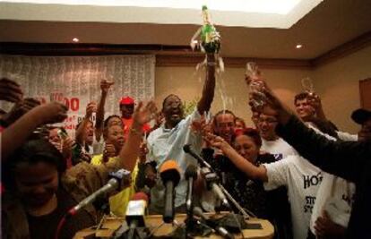 Militantes antisida brindaron con champagne ayer en Pretoria, tras el acuerdo entre el Gobierno surafricano y las multinacionales farmacéuticas.