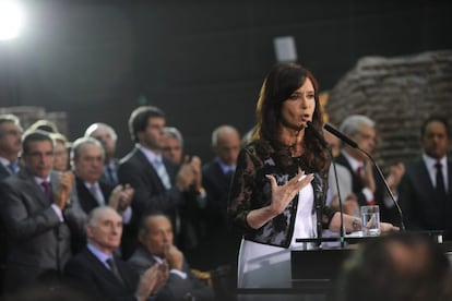 A presidente Cristina Kirchner fala sobre a crise energética a oposicionistas.