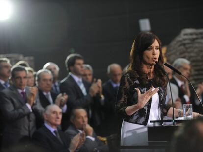 A presidente Cristina Kirchner fala sobre a crise energética a oposicionistas.