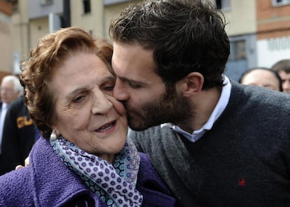 Mata besa a su abuela Josefina Rodriguez, después de la inauguración del parque.