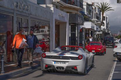 Coches de lujo en Puerto Banús, en la localidad malagueña de Marbella, en abril de 2021.