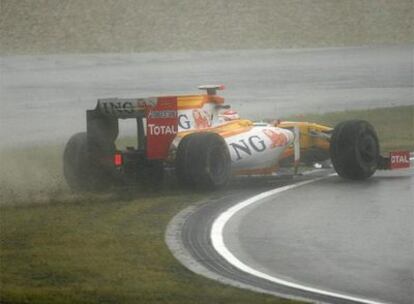 El Renault de Alonso se sale de la pista durante el GP de China.