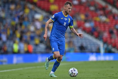 El capitán de Ucrania, Andriy Yarmolenko, conduce el balón en el partido de octavos de final contra Suecia el pasado martes.