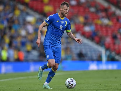 El capitán de Ucrania, Andriy Yarmolenko, conduce el balón en el partido de octavos de final contra Suecia el pasado martes.