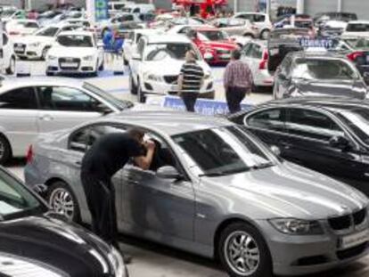 VII Feria del Vehículo de Ocasión de Zamora, que ofrece más de tres centenares de coches de segunda mano más baratos como alternativa de adquisición ante la situación de crisis económica.EFE/Archivo