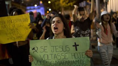 Una estudiante con un cartel que dice: "Si Dios regresara hoy, lo matarías y lo llamarías comunista" durante una protesta contra el presidente Jair Bolsonaro, en Río de Janeiro, (Brasil).