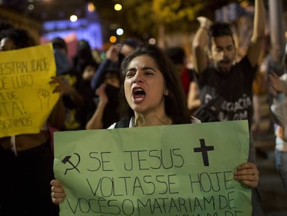 Una estudiante con un cartel que dice: "Si Dios regresara hoy, lo matarías y lo llamarías comunista" durante una protesta contra el presidente Jair Bolsonaro, en Río de Janeiro, (Brasil).