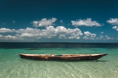 La costa suajili de Tanzania lleva milenios recibiendo viajeros. Los primeros fueron los comerciantes que llegaron empujados por los monzones desde Arabia, la India y China, y que modelaron la cultura local. Hoy pasado y presente se unen en las ruinas envueltas en musgo flanqueadas por modernos hoteles. Los pescadores reman en ngalawas de madera a la sombra de ferris de alta velocidad, y la gente vende anacardos en las esquinas de rascacielos de oficinas donde se cierran grandes negocios. 2024 puede ser un buen momento para visitar esta región que mira al futuro con esperanza bajo el liderato de la primera mujer presidenta de Tanzania.
El ritmo local sigue siendo el de siempre: pausado, remando por los calurosos canales entre manglares de la isla de Mafia o visitando pueblos bañados por el sol donde la vida sigue igual que hace siglos. Podremos explorar los restos de un palacio con 700 años de historia en Kilwa Kisiwani; pasear por las calles sinuosas de Stone Town, en Zanzíbar, con sus puertas de madera tallada y casas hechas de piedra de coral; o disfrutar de un crucero a bordo de un dhow, con sus blancas velas hinchadas por la brisa. También es posible darse un lujo de un par de noches en cómodos lodges, alojarnos en pensiones locales, saborear la cocina costera de especias sutiles y el pweza (pulpo) a la parrilla en mercados a la luz de las velas. En la costa, los tiburones ballenas no son un impedimento para nadar en la isla de Mafia y aprender sobre conservación marina, y en Pemba se pueden explorar calas ocultas y ver clavos secándose al sol como desde hace muchos siglos. En el diminuto Parque Nacional Saadani, veremos elefantes caminando por la arena y flamencos en el delta del río. Esta es una zona que cambia rápidamente, pero que se siente orgullosa de su pasado y se aprecia en las calles mucha energía e ilusión.