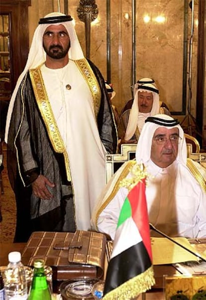 El jeque Bin Rashid y, tras él, su hermano, el jeque Mohamed, de pie.