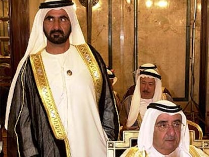 El jeque Bin Rashid y, tras él, su hermano, el jeque Mohamed, de pie.
