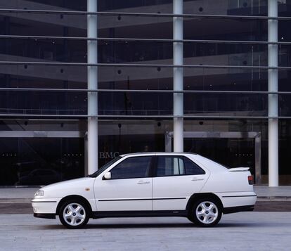 El Seat Toledo irrumpió en el mercado español en 1991 en un intento de la marca por hacerse un hueco en el segmento de las berlina. Seat lo ha estado fabricando hasta 2009. Tres años más tarde decidió producir una nueva generación del mítico Toledo, uno de los vehículos favoritos de la clase media española.