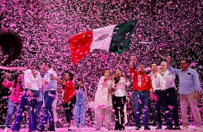 Gálvez was accompanied by other candidates from the Corazón y Fuerza por México coalition.