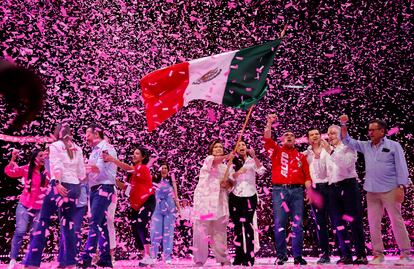 Gálvez was accompanied by other candidates from the Corazón y Fuerza por México coalition.