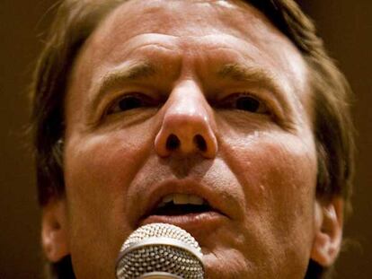El candidato en las primarias del Partido John Edwards, el jueves, en Decorah (Iowa).