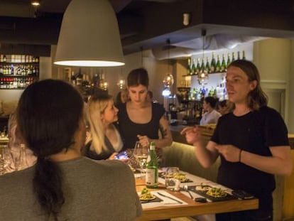 Ärni Arnason, bajista de The Vaccines, primer invitado del proyecto 'Music is for foodies', en el restaurante Sexto de Madrid.