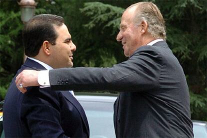 Saca (izquierda) saluda al rey Juan Carlos el pasado martes, en una visita a España que concluyó ayer.