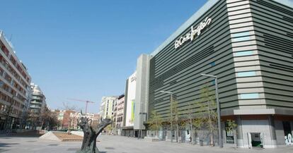 La Plaza de Felipe II vacía, con un edificio de El Corte Inglés al fondo.