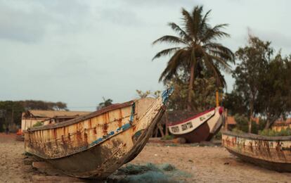 Embarcaciones en la playa de Sanyan, Gambia.