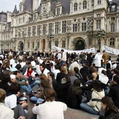 Protesta de los universitarios franceses en 2006 frente al Ayuntamiento de París.