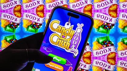 Una pantalla de un teléfono muestra la aplicación Candy Crush.